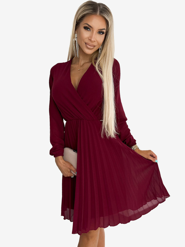 numoco Plisované šaty s výstřihem a dlouhým rukávem - Vínová barva Numoco ISABELLE