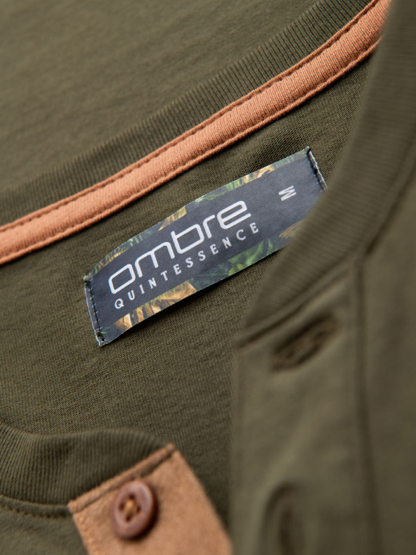 Ombre Clothing Pánské tričko s výstřihem na knoflíky a semišovým lemem - tmavě olivové
