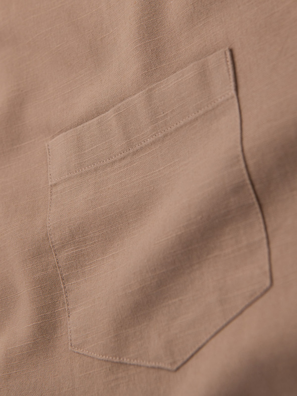Ombre Clothing Pánská plátěná košile se stojáčkem a kapsou REGULAR FIT - světle hnědá