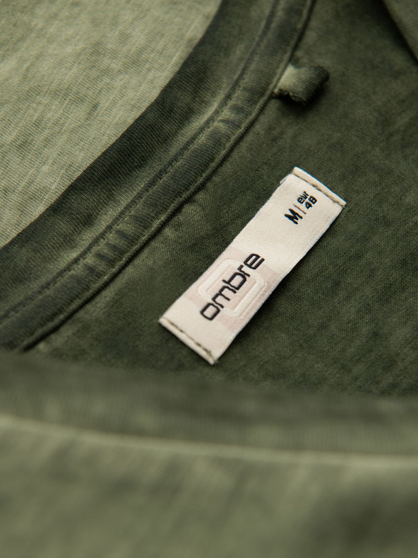 Ombre Clothing Pánské bavlněné tričko s výstřihem do V a sepraným efektem - olivové