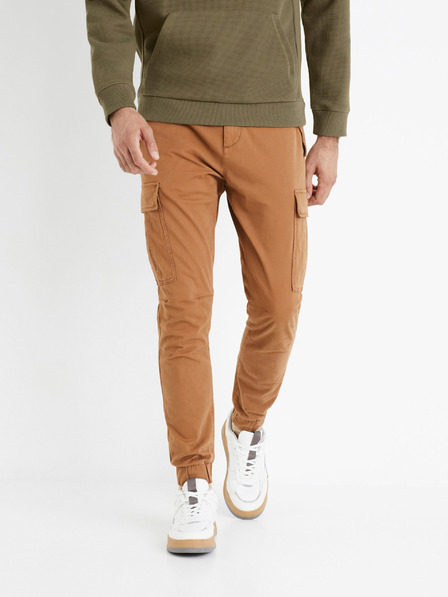 Celio Hnědé pánské kalhoty s kapsami Celio Cobattle1
