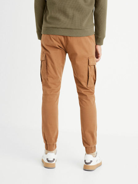 Celio Hnědé pánské kalhoty s kapsami Celio Cobattle1