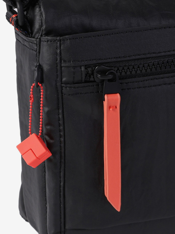 Hedgren Černá dámská kabelka Hedgren Eye M Creased Black/Coral