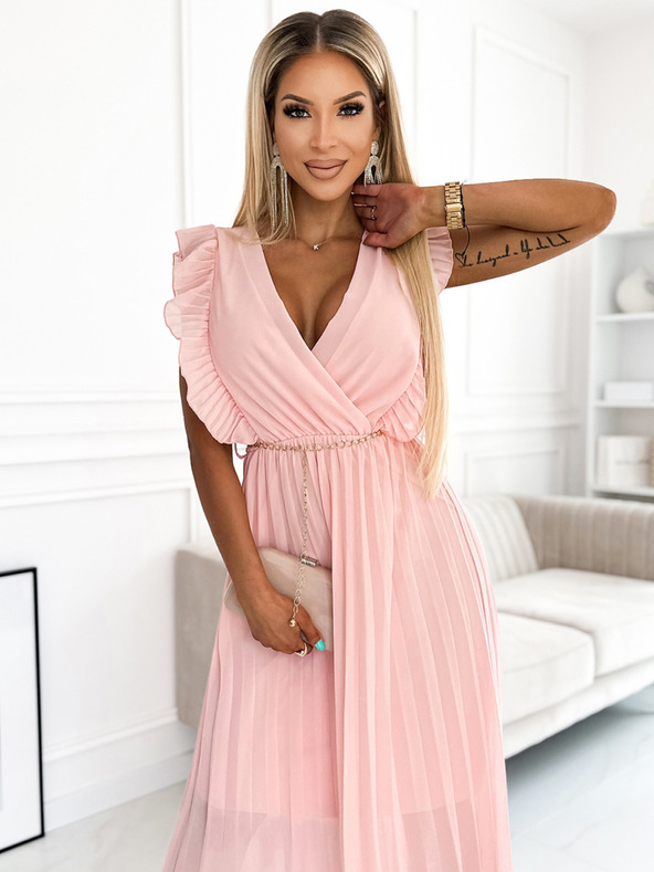 numoco GIORGIA Plisované šaty s volánky, výstřihem a zlatým řetízkem - broskev Numoco