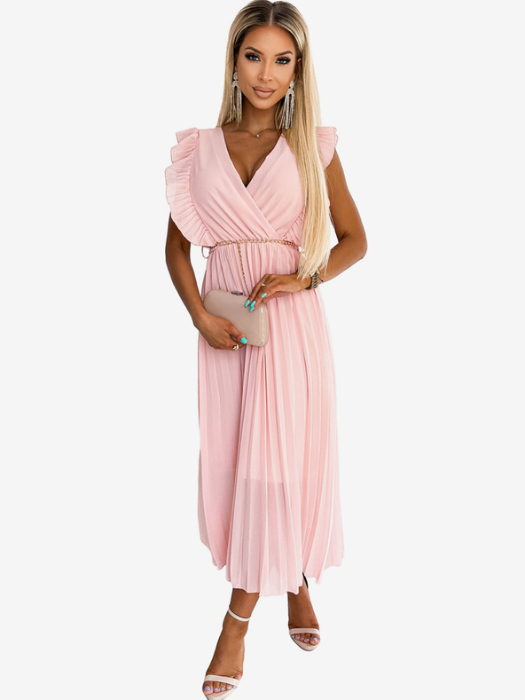 numoco GIORGIA Plisované šaty s volánky, výstřihem a zlatým řetízkem - broskev Numoco