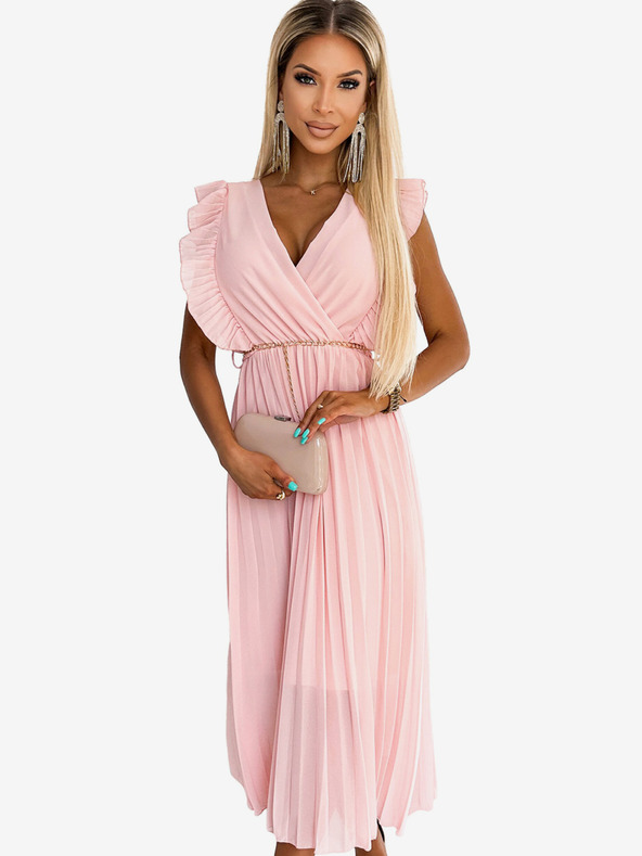 numoco GIORGIA Plisované šaty s volánky, výstřihem a zlatým řetízkem - broskev Numoco