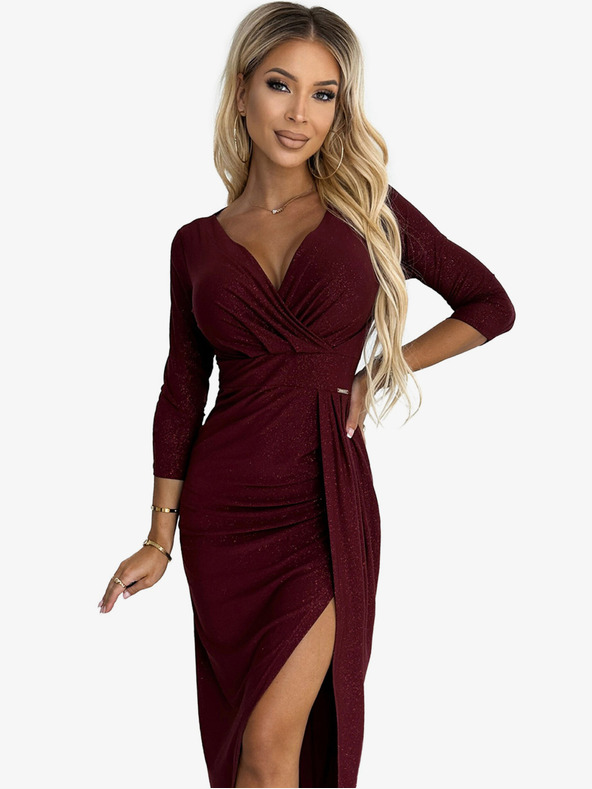 numoco Lesklé šaty s výstřihem a rozparkem na nohavici - Vínová barva Numoco