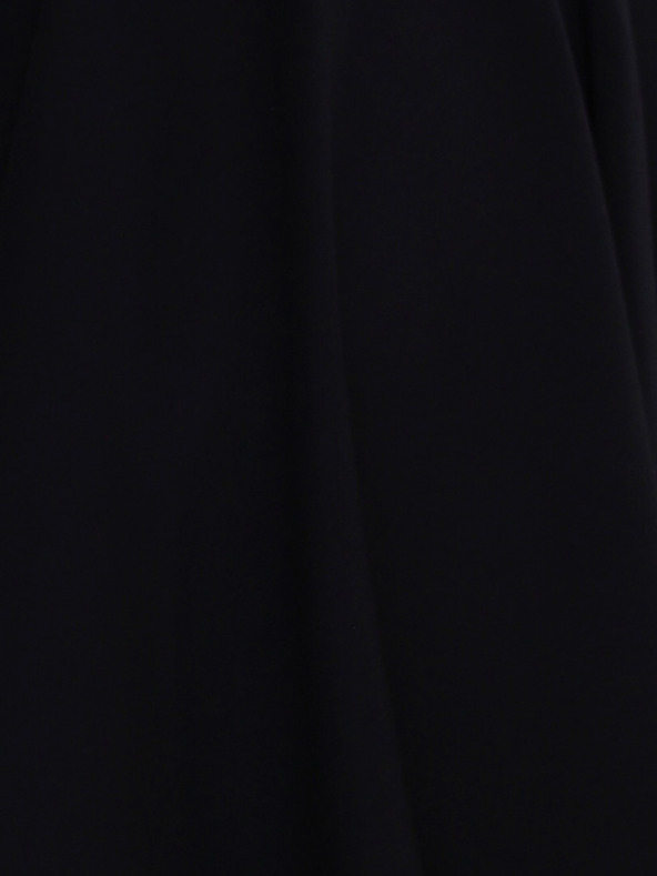 numoco Jedinečné šaty s delšími zády - černé Numoco