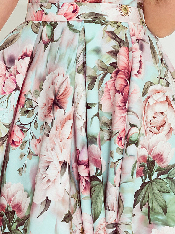 numoco Šaty s delšími zády, výstřihem a páskem - růžové květy Numoco MAYA