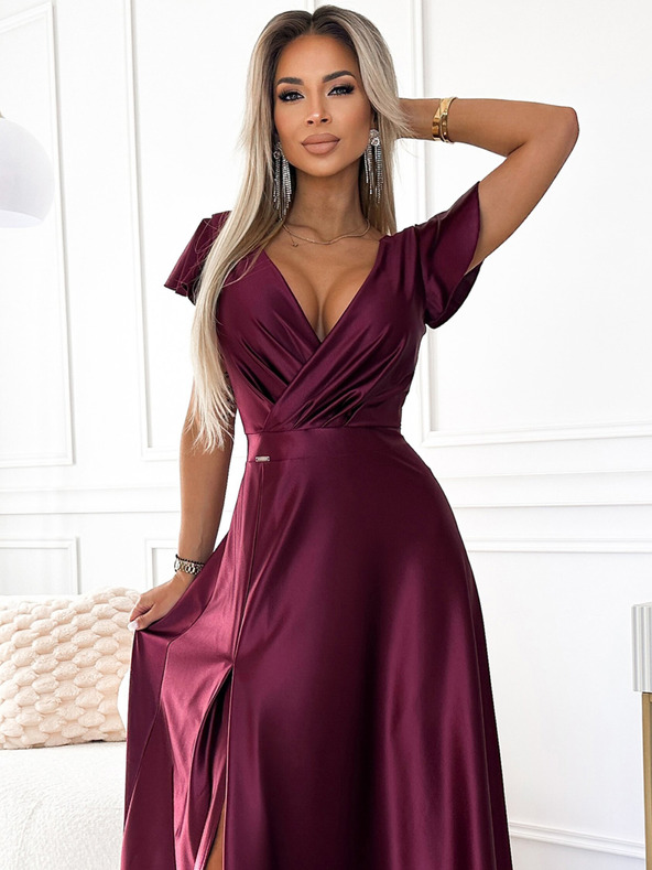 numoco Saténové dlouhé šaty s výstřihem - Vínová barva Numoco CRYSTAL