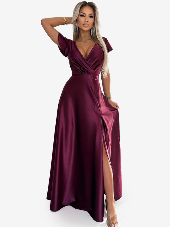 numoco Saténové dlouhé šaty s výstřihem - Vínová barva Numoco CRYSTAL