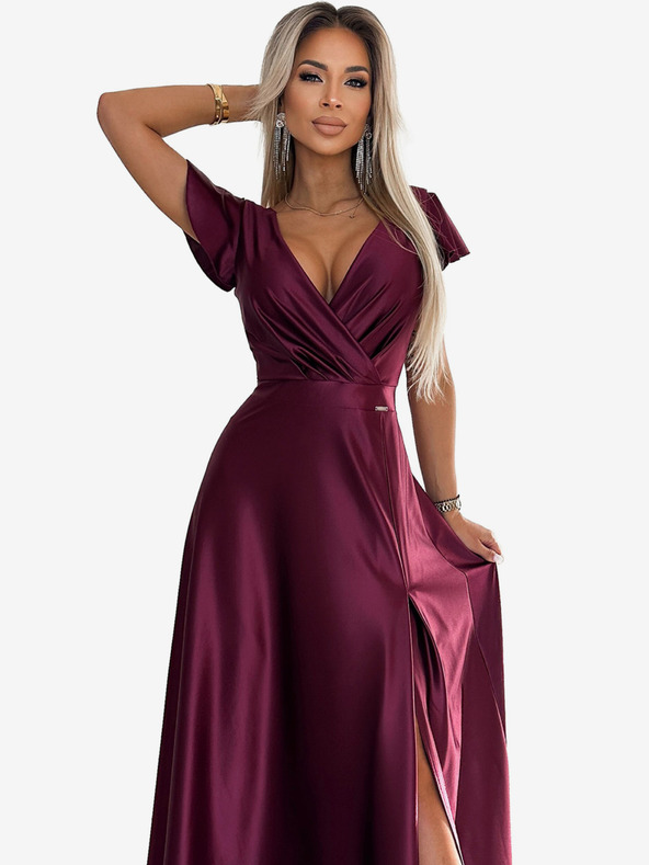 numoco Saténové dlouhé šaty s výstřihem - Vínová barva Numoco CRYSTAL