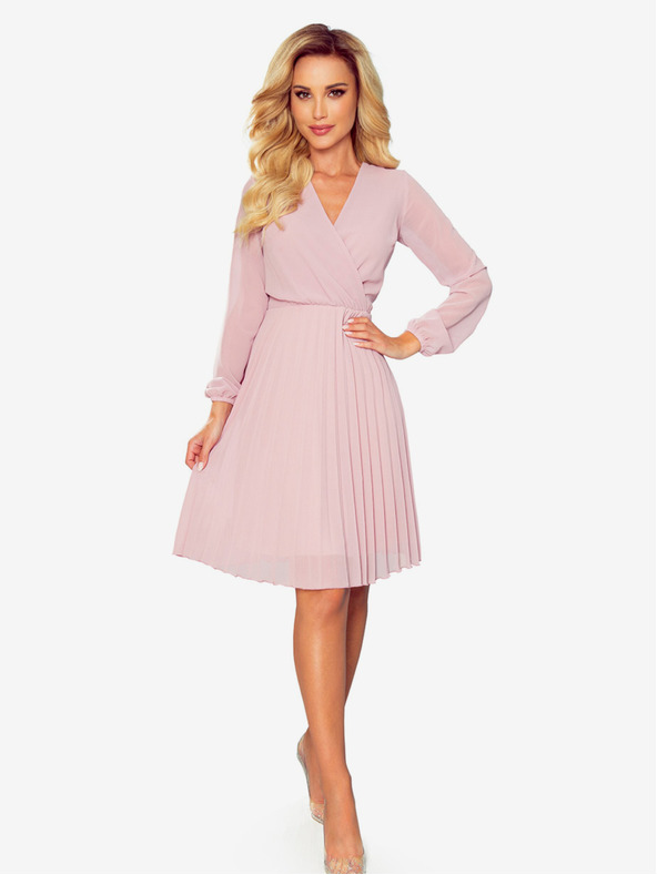 numoco Plisované šaty s výstřihem a dlouhým rukávem - práškově růžová Numoco ISABELLE
