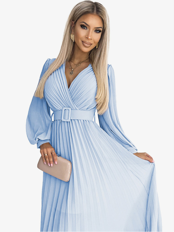 numoco Řasené šaty s páskem a výstřihem - světle modrá barva Numoco KLARA