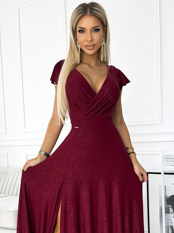 numoco Třpytivé dlouhé šaty s výstřihem - Vínová barva Numoco CRYSTAL