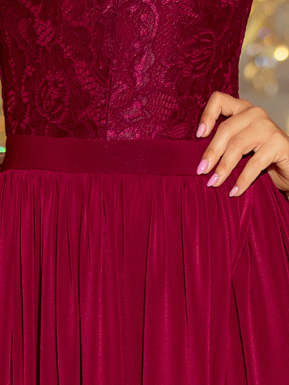 numoco Dlouhé šaty s krajkovým výstřihem - burgundské barvy Numoco LEA