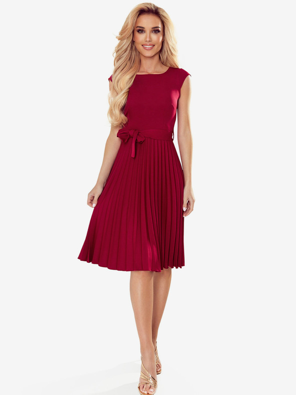 numoco Plisované šaty s krátkým rukávem - barva vínová Numoco LILA