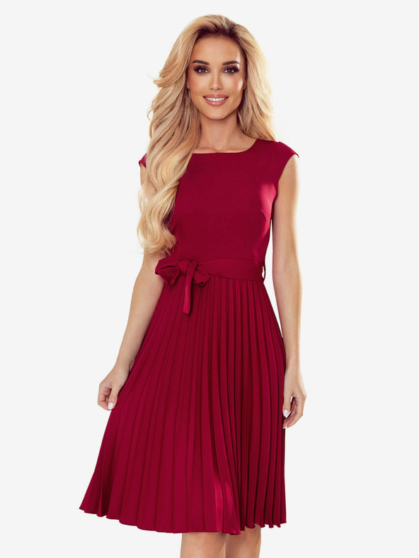 numoco Plisované šaty s krátkým rukávem - barva vínová Numoco LILA