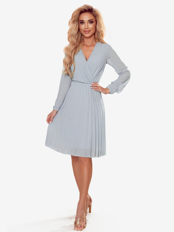 numoco Plisované šaty s výstřihem a dlouhým rukávem - šedé Numoco ISABELLE