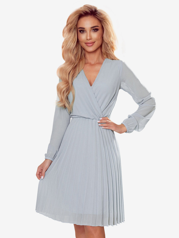 numoco Plisované šaty s výstřihem a dlouhým rukávem - šedé Numoco ISABELLE
