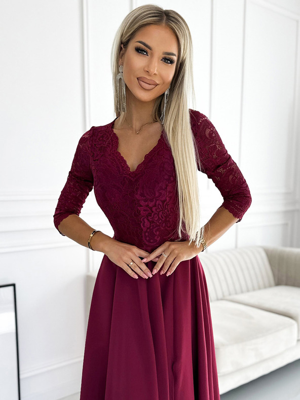 numoco Elegantní dlouhé maxi šaty s krajkovým výstřihem - vínové Numoco AMBER