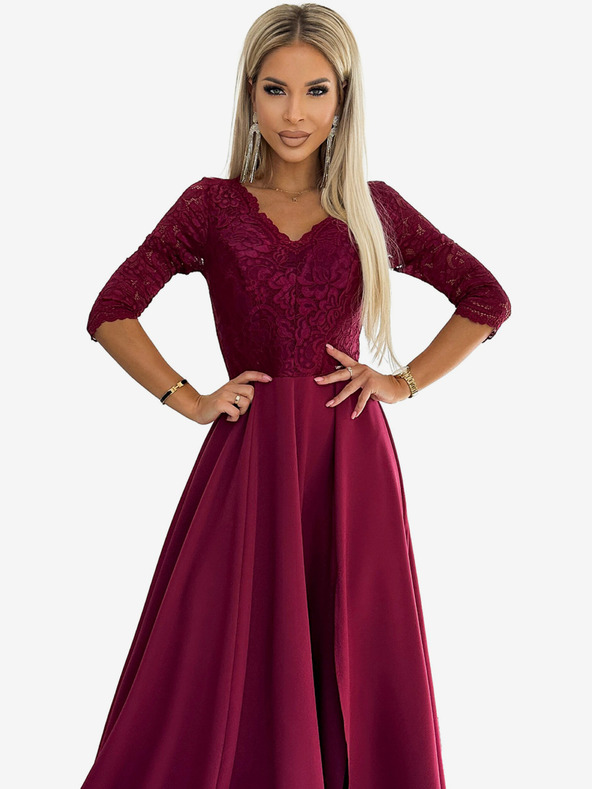 numoco Elegantní dlouhé maxi šaty s krajkovým výstřihem - vínové Numoco AMBER