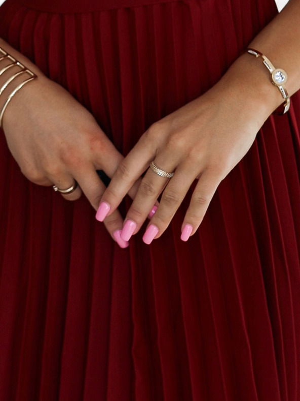 numoco Plisované šaty s krátkým rukávem - barva vínová Numoco LILA