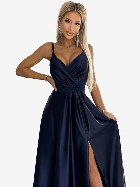numoco Elegantní dlouhé saténové šaty s výstřihem - tmavě modrá Numoco JULIET
