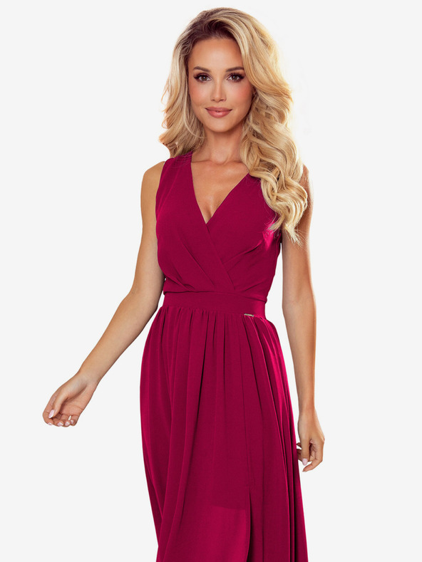 numoco Dlouhé šaty s výstřihem a zavazováním - Vínová barva Numoco JUSTINE