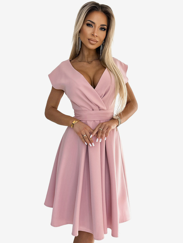 numoco Rozšířené šaty s výstřihem - práškově růžové Numoco SCARLETT