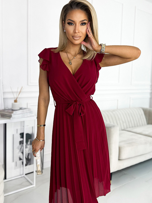numoco Plisované šaty s výstřihem a volány - Vínová barva Numoco POLINA