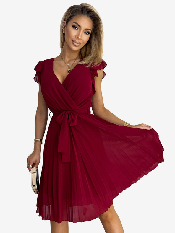 numoco Plisované šaty s výstřihem a volány - Vínová barva Numoco POLINA