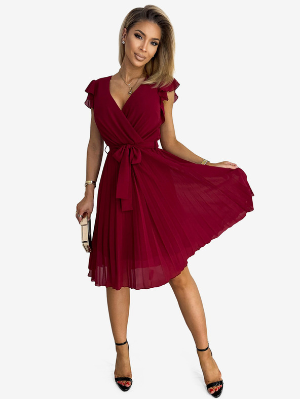 numoco Plisované šaty s výstřihem a volány - Vínová barva Numoco POLINA