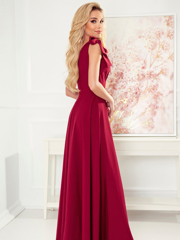 numoco Dlouhé šaty s výstřihem a zavazováním na ramenou - Vínová barva Numoco ELENA