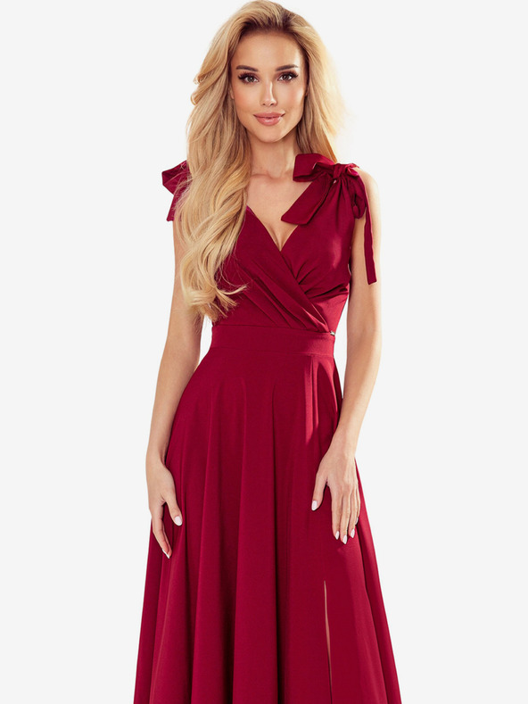numoco Dlouhé šaty s výstřihem a zavazováním na ramenou - Vínová barva Numoco ELENA