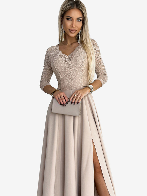 numoco Krajkové, elegantní dlouhé šaty s výstřihem a rozparkem u nohavic - béžové Numoco AMBER
