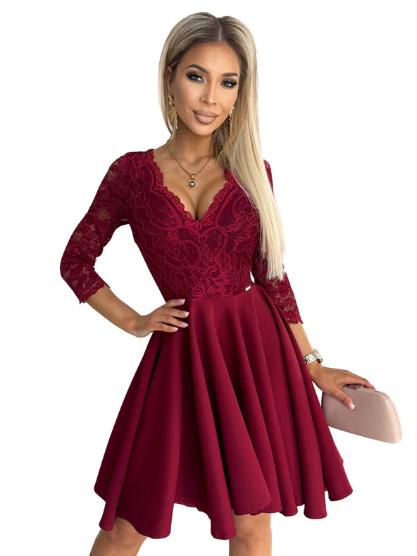 numoco Šaty s delšími zády a výstřihem - vínová barva Numoco NICOLLE