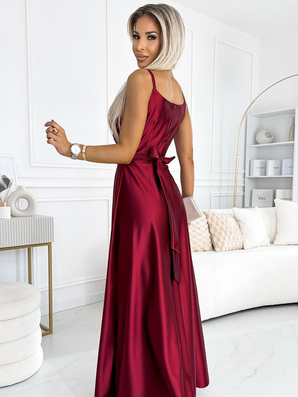 numoco Elegantní dlouhé saténové šaty s výstřihem a rozparkem u nohavic - Vínová barva Numoco JULIET