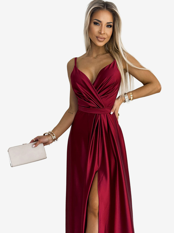 numoco Elegantní dlouhé saténové šaty s výstřihem a rozparkem u nohavic - Vínová barva Numoco JULIET