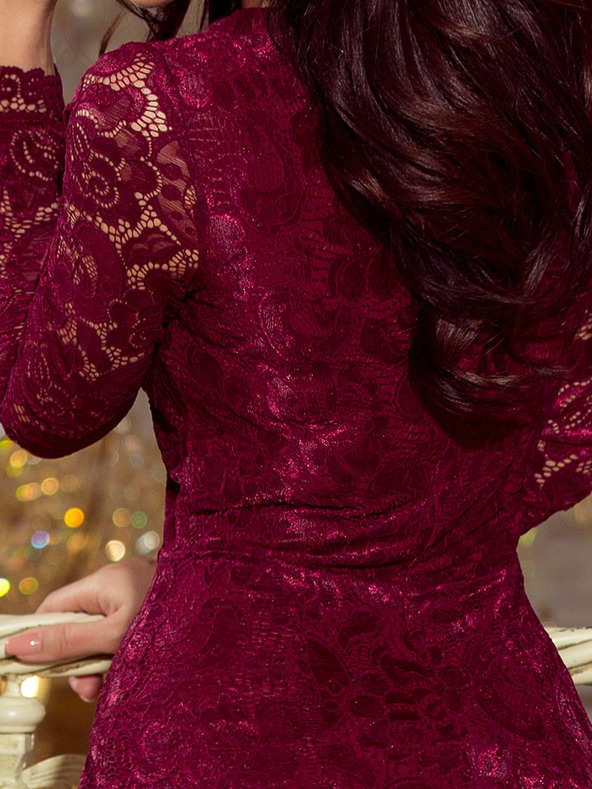 numoco Krajkové šaty s výstřihem - burgundské barvy Numoco