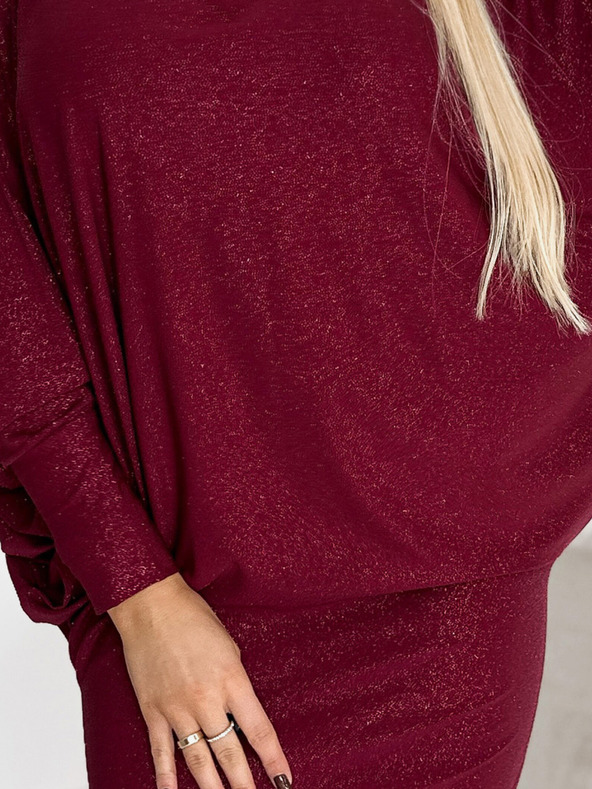 numoco Netopýří šaty s výstřihem - vínová barva se třpytkami Numoco