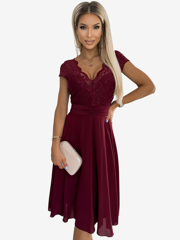 numoco Šifonové šaty s krajkovým výstřihem - Vínová barva Numoco LINDA