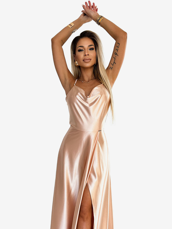 numoco Saténové dlouhé šaty s exkluzivním výstřihem na zádech - zlaté  Numoco PERLA