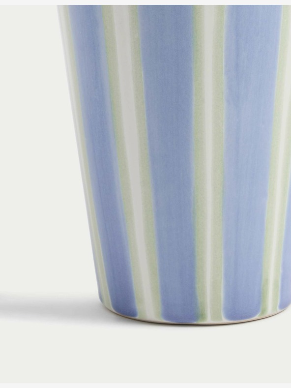 Marks & Spencer Keramická vroubkovaná váza s proužky Marks & Spencer modrá