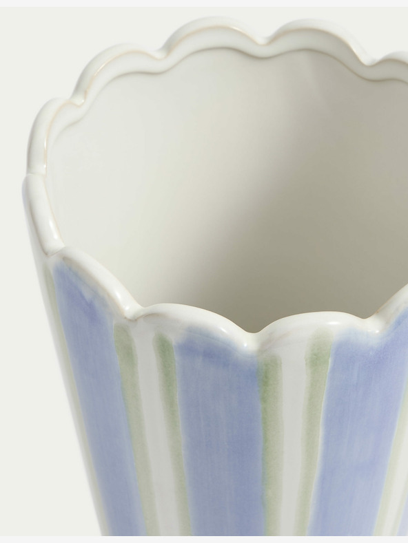 Marks & Spencer Keramická vroubkovaná váza s proužky Marks & Spencer modrá