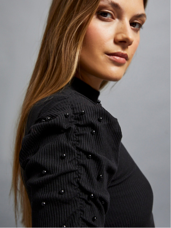 Moodo Černá dámská žebrovaná halenka s nabíranými rukávy a rolákem Moodo