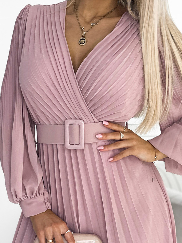 numoco Řasené šaty s páskem a výstřihem - pudrově růžové Numoco KLARA