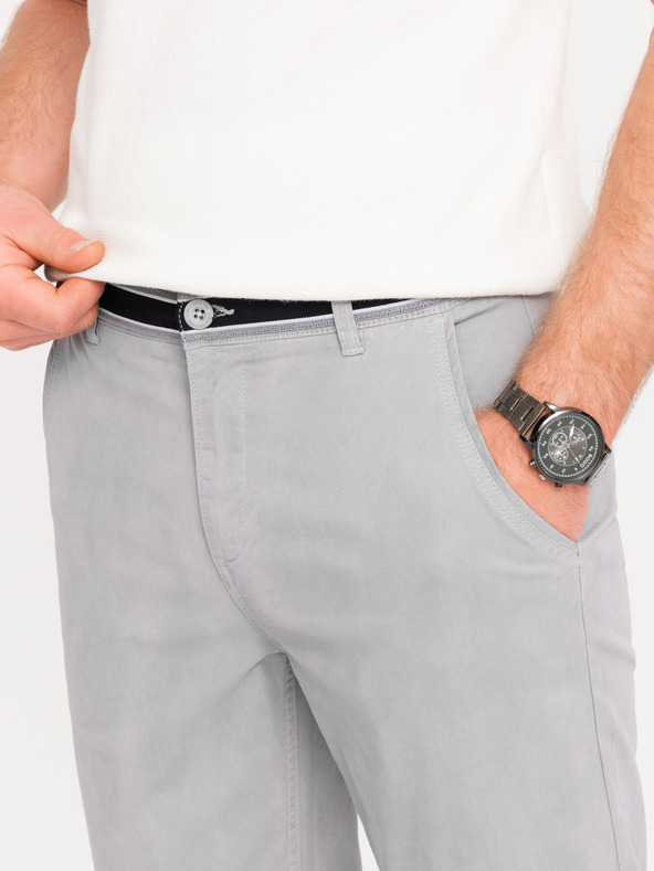 Ombre Clothing Světle šedé pánské chino kalhoty s ozdobným páskem Ombre Clothing