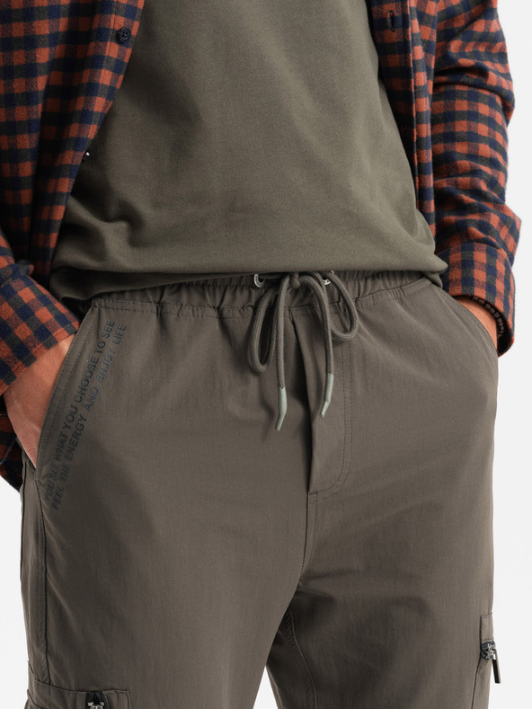 Ombre Clothing Pánské kalhoty jogger s kapsami a potiskem tmavě olivově zelené Ombre Clothing
