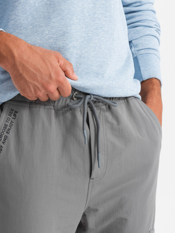 Ombre Clothing Pánské kalhoty jogger s kapsami a potiskem šedé Ombre Clothing